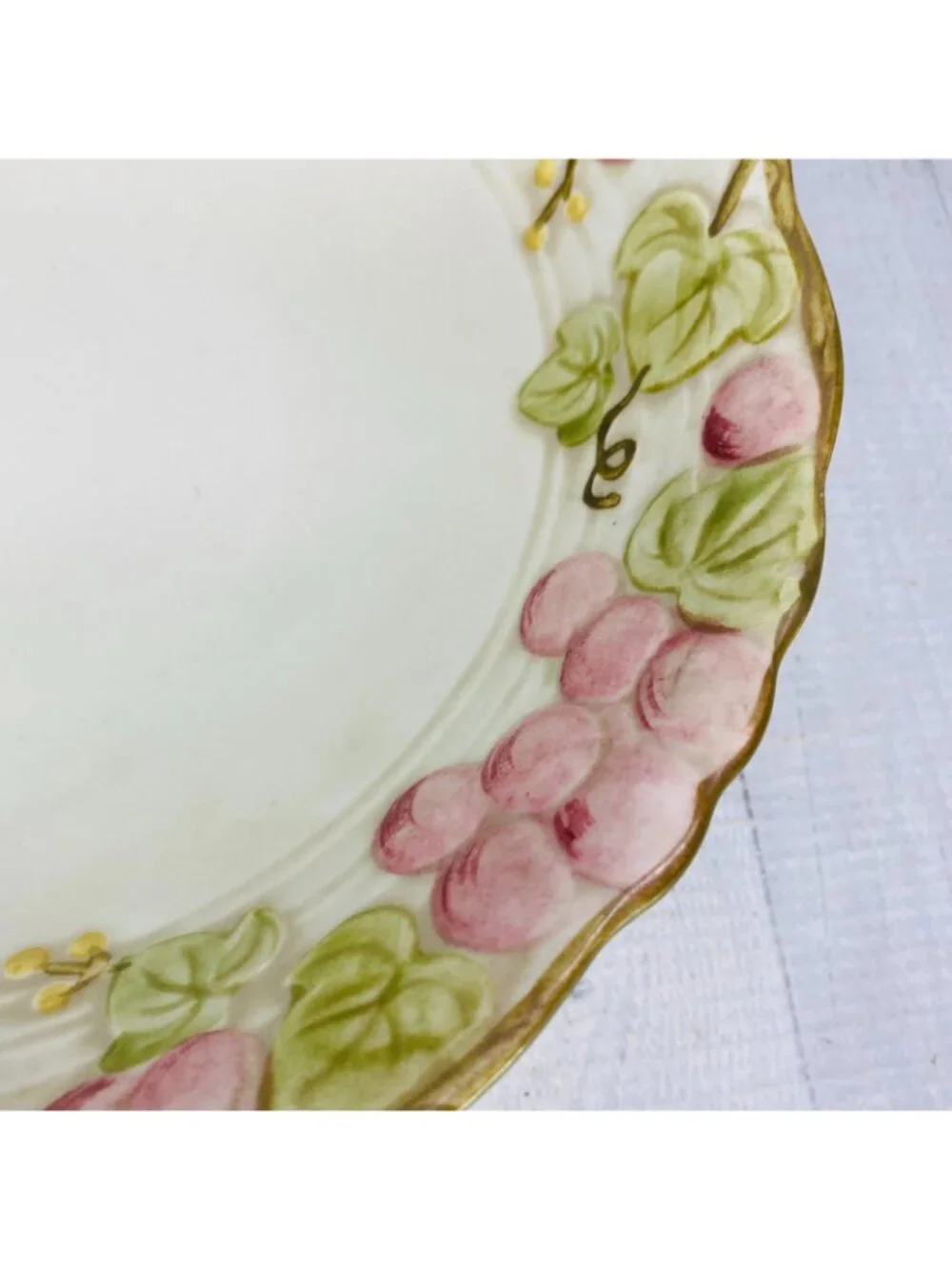 MCM Metlox Poppytrail Vernon VINTAGE PINK Grapes Leave Scalloped 9